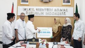 Wamenag Romo Syafii Menyerahkan Santunan Kepada Keluarga Almarhum Petugas Haji Budi Iskandar Pulungan